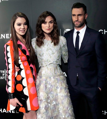 Hailee Steinfeld, Keira Knightley i Adam Levine na premierze w Nowym Jorku