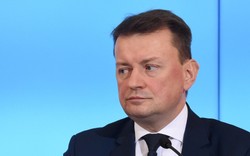 Rządową limuzyną z dziećmi do kina? Błaszczak: Nie przyjadę na rowerze przecież