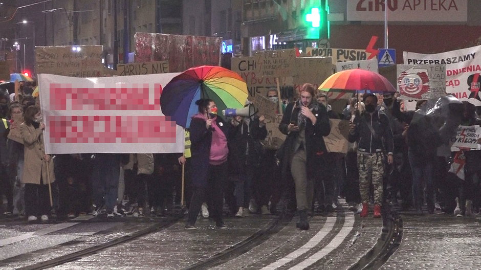 Strajk Kobiet w Gorzowie. Monika Drubkowska z tęczową parasolką i megafonem