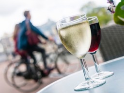 Reklama alkoholu w sieci. Co na ten temat sądzą eksperci?