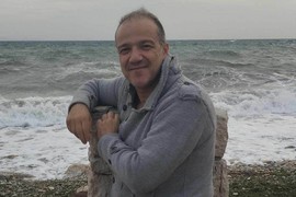 "Priznao sam ocu DA SAM GEJ, on je KRVNIČKI TUKAO I MENE I MAJKU": Glumac otvorio dušu o porodičnoj drami i POROKU koji ga je GURNUO NA DNO