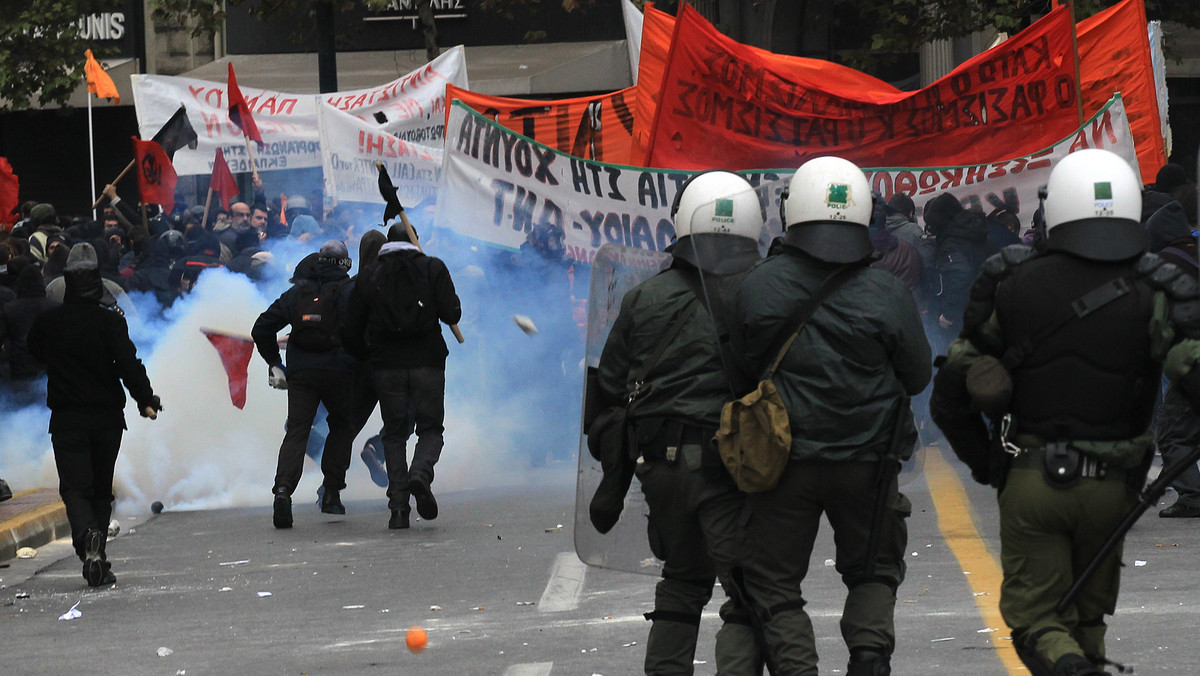 Co najmniej 20 tys. osób uczestniczy w marszu w Atenach przeciw rządowym oszczędnościom, który mimo gwałtownych incydentów przebiega spokojnie - poinformowała grecka policja. Wcześniej użyła ona gazu łzawiącego przeciw ok. 200 agresywnym demonstrantom. Około 200 uczestników marszu przeciw rządowym oszczędnościom zaatakowało byłego ministra transportu przed siedzibą parlamentu w Atenach - podała agencja Reutera. Według świadków, minister jest ranny.