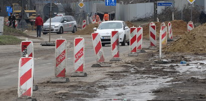 Znikają stare drzewa, bo budują tu parking