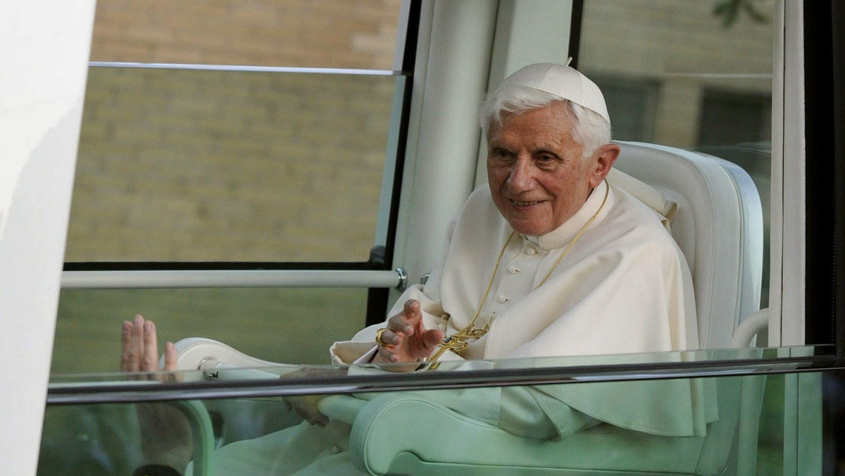 Benedykt XVI rozpoczął w piątek wizytę w Meksyku. Podczas ceremonii powitania na lotnisku w mieście Leon powiedział, że przybywa jako "pielgrzym wiary, nadziei i miłości". Na lotnisku papieża powitał prezydent Meksyku Felipe Calderon.