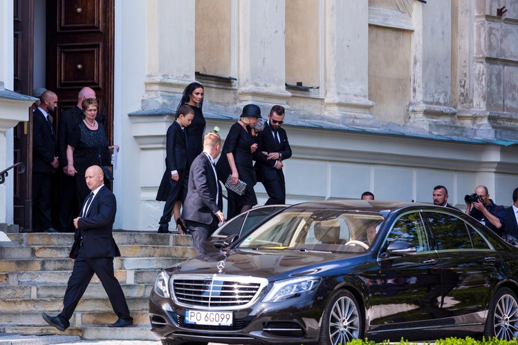 Była żona Jana Kulczyka Grażyna Kulczyk z synem Sebastianem i córką Dominiką wychodzą z sanktuarium św. Józefa podczas uroczystości pogrzebowych Jana Kulczyka