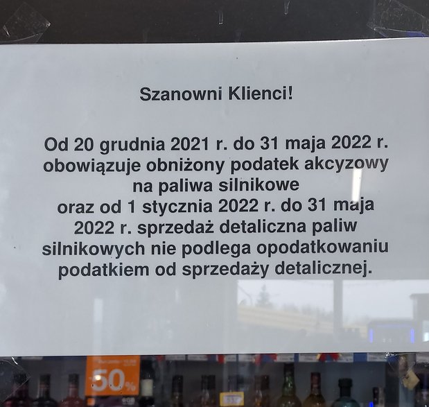 Stacja benzynowa w Narwi i komunikat o obniżonym podatku za paliwa