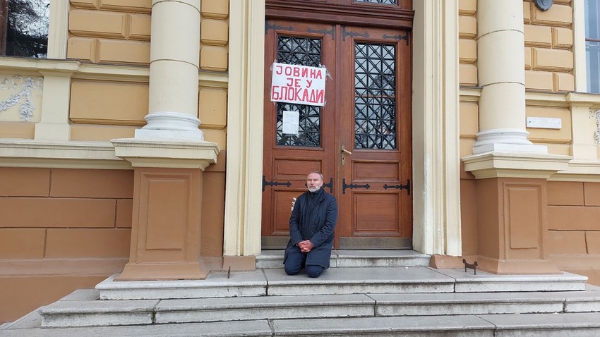 Klečanje je nastavio ispred samog ulaza u gimnaziju