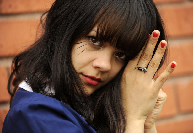 Bat for Lashes naga i z nagim facetem