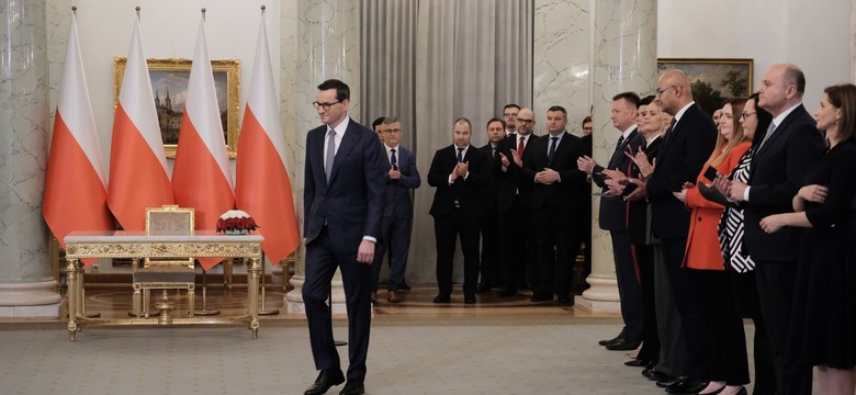 Dwutygodniowi ministrowie hojnie nagradzali urzędników