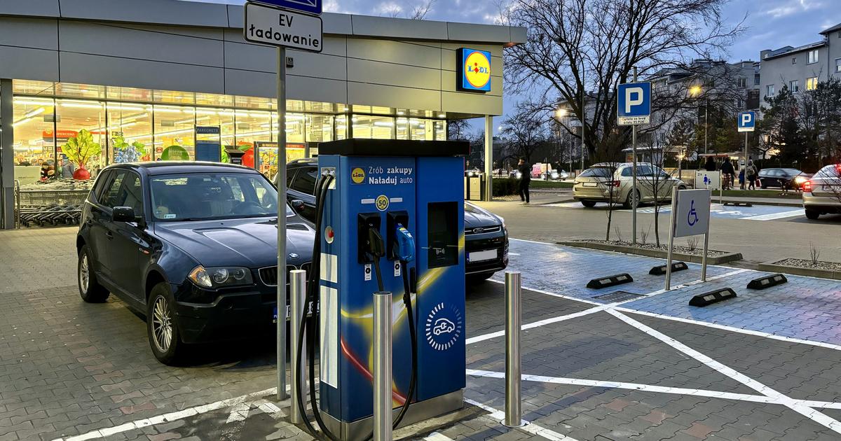  Duże zmiany na parkingach przy Lidlach. Pojawiają się już terminale