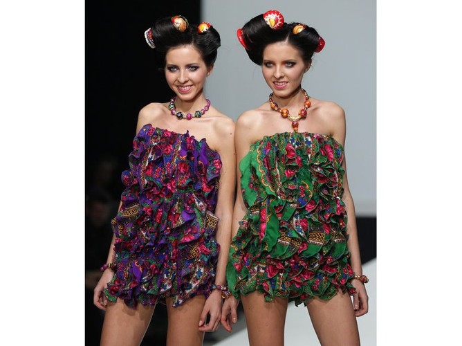Folklor wciąż na topie? Folkowe kreacje na tygodniu mody w Moskwie