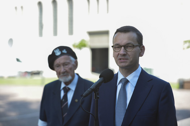 Premier Mateusz Morawiecki i prezes Zarządu Głównego Światowego Związku Żołnierzy AK Leszek Żukowski ps. „Antek”