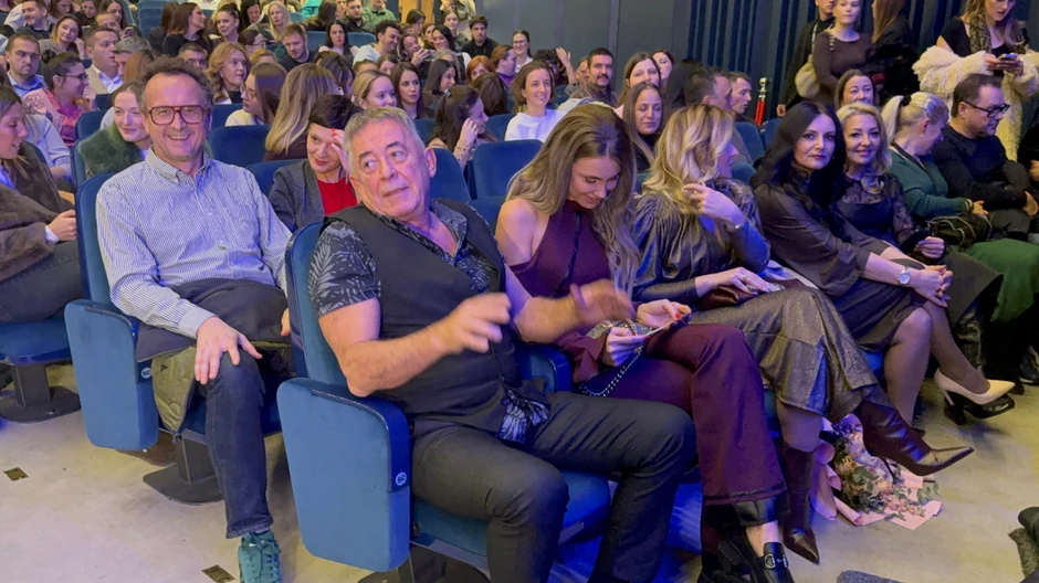 Mima Karadžić sa brinetom na koncertu Kneza u Beogradu