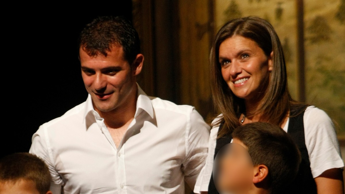 RODILA MU TRI SINA, NEMA KUĆNU POMOĆNICU I NE PRATI MODU Evo ko je bivša supruga Dejana Stankovića od koje se razveo nakon 23 godine: 