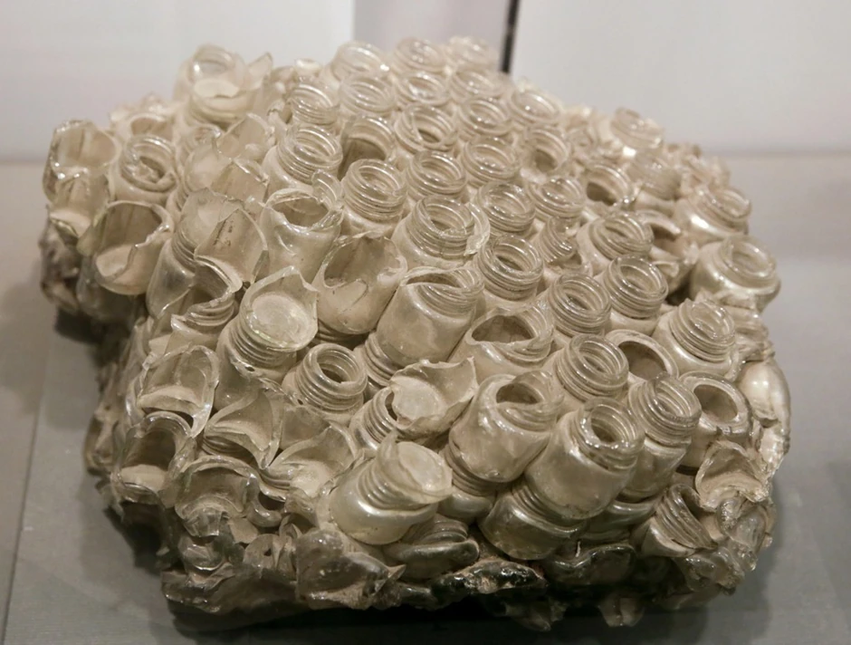 Otopljene staklene tegle nakon bacanja atomske bombe na Hirošimu