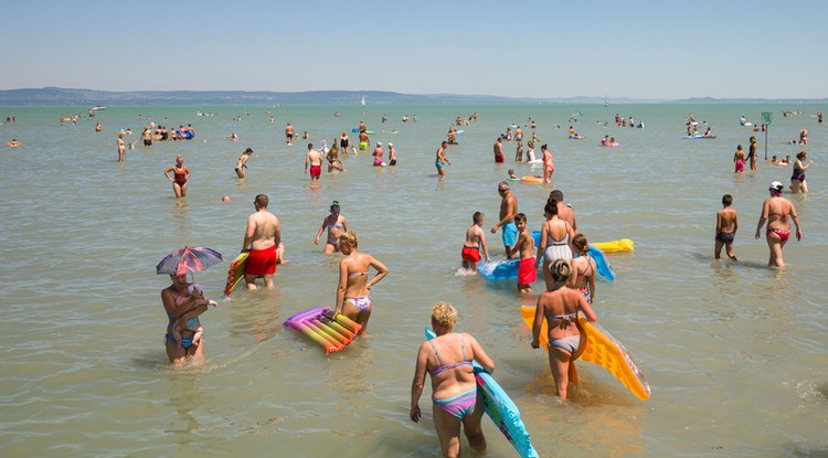 Fürdőzők a Balatonlellénél