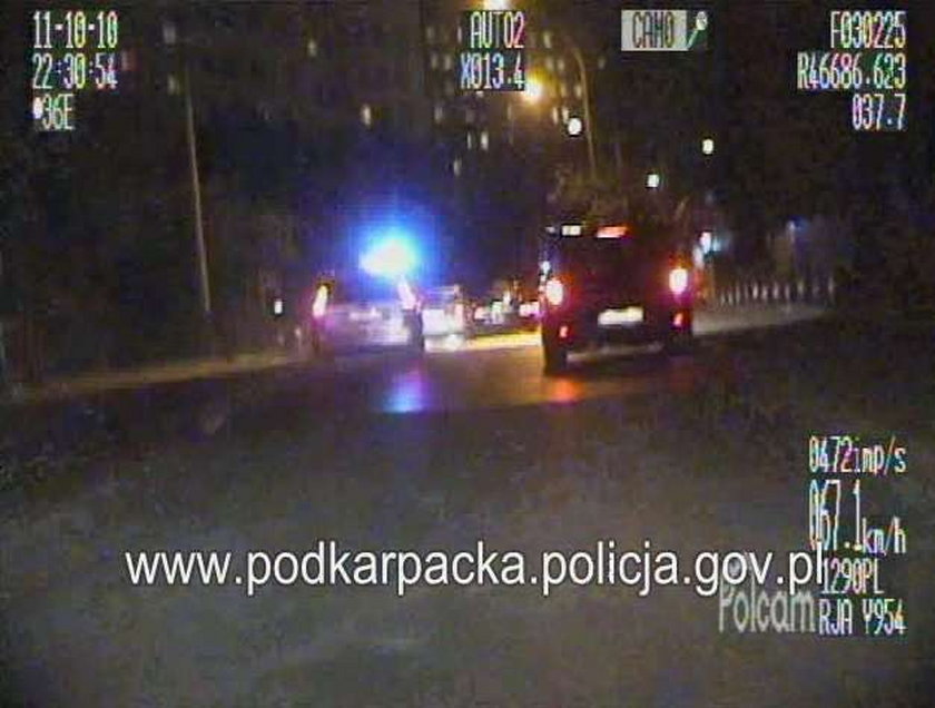 Zobacz, jak kierowca ucieka policji! WIDEO