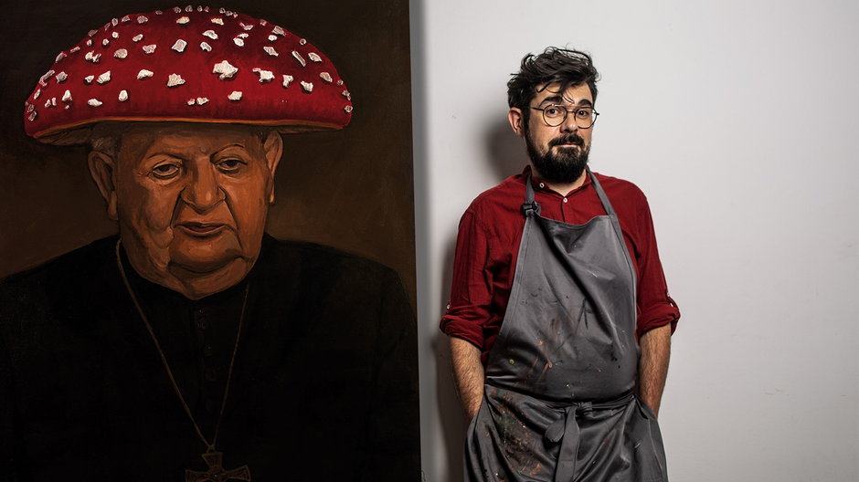 Tomasz Kokott i jego obraz przedstawiający Dziwisza z kapeluszem w formie muchomora