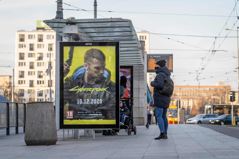 Reklama "Cyberpunka 2077" na przystanku w Warszawie