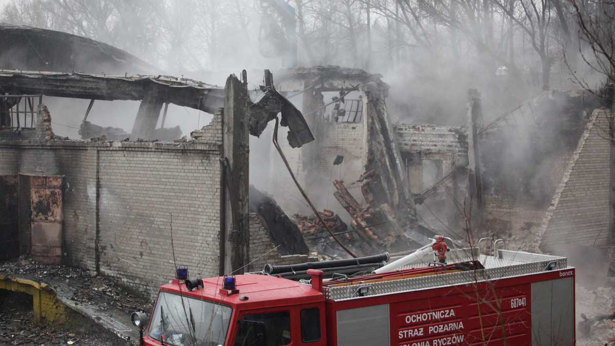 Kilkudziesięciu strażaków walczyło z pożarem, który wybuchł w czwartek przed południem w Ogrodzieńcu (Śląskie). W płomieniach stanęła hala, gdzie przechowywano m.in. przeznaczone do utylizacji pojemniki po dezodorantach.