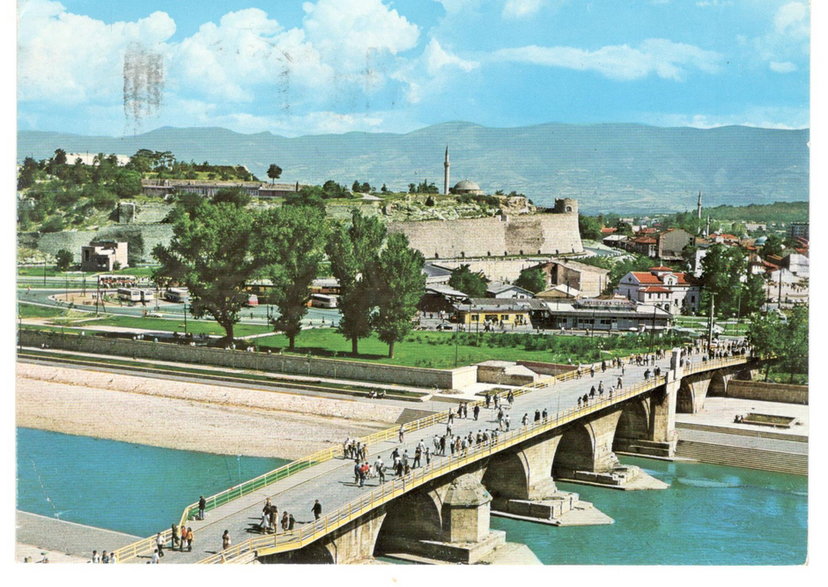 Centrum Skopje. Kamienny Most i dzielnice lewobrzeżnego Skopje. Pocztówka (data stempla pocztowego 30.08.1981), archiwum autorki. 