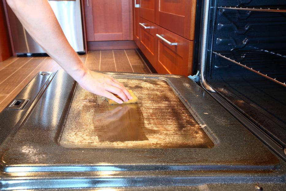 Így tisztítsd meg gyorsan a sütőajtót. Fotó: Getty Images
