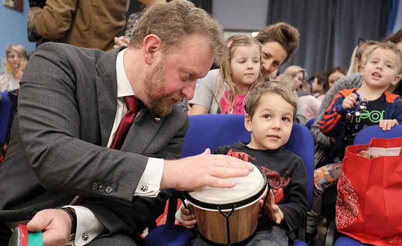 Na szefa resortu zdrowia dzieci czekały w szpitalnej świetlicy. Gdy profesor Łukasz Szumowski pojawił się w szpitalu, szybko prysła sztywna atmosfera towarzysząca spotkaniom z członkami rządu.