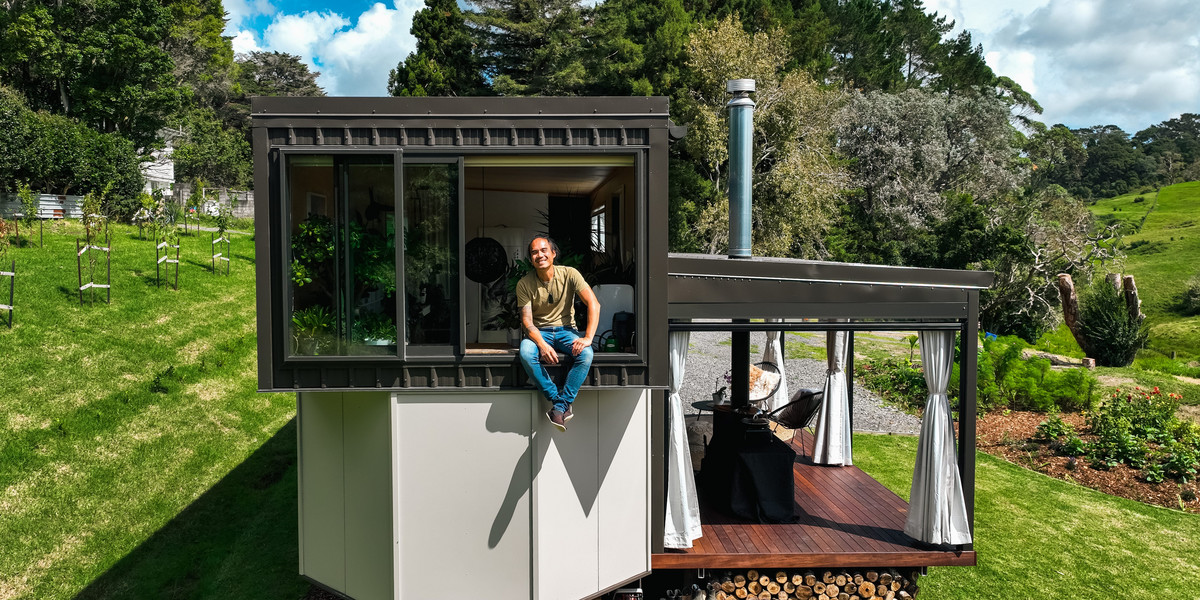 Fabian Low w swoim maleńkim domku w Auckland w Nowej Zelandii.