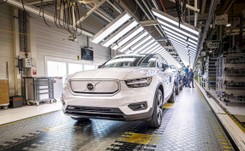 Volvo XC40 Recharge już w produkcji. W Polsce sprzedaż przez internet, a później tańszy model z mniejszą baterią