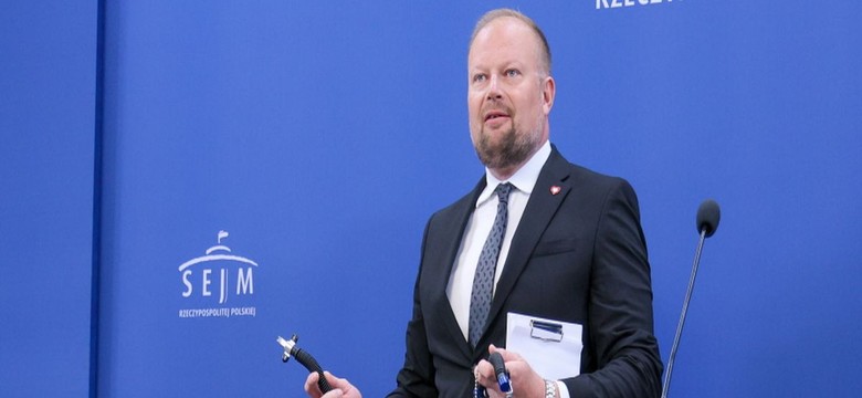 Incydent podczas debaty w Końskich. Poseł KO: Czymś mnie spryskano