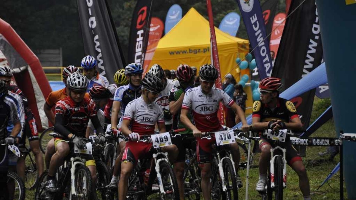 Areną szóstej, ostatniej edycji AZS MTB CUP - Akademickiego Pucharu Polski w kolarstwie górskim XC - było Zabrze. Błotnista, fragmentami interwałowa trasa wymagała od zawodników świetnego przygotowania kondycyjnego, umiejętności technicznych oraz sporych pokładów samozaparcia. O tym, jak duży wysiłek wkładali kolarze w pokonaniu rundy świadczyły ich szerokie uśmiechy połączone z westchnieniami ulgi tuż po przejechaniu linii mety. Kto miał siłę na rozglądanie się podczas jazdy z pewnością zwrócił uwagę na położone przy trasie zabytki architektury industrialnej, a szczęśliwcy w lasach Rokitnicy mogli natknąć się na dziką zwierzynę.