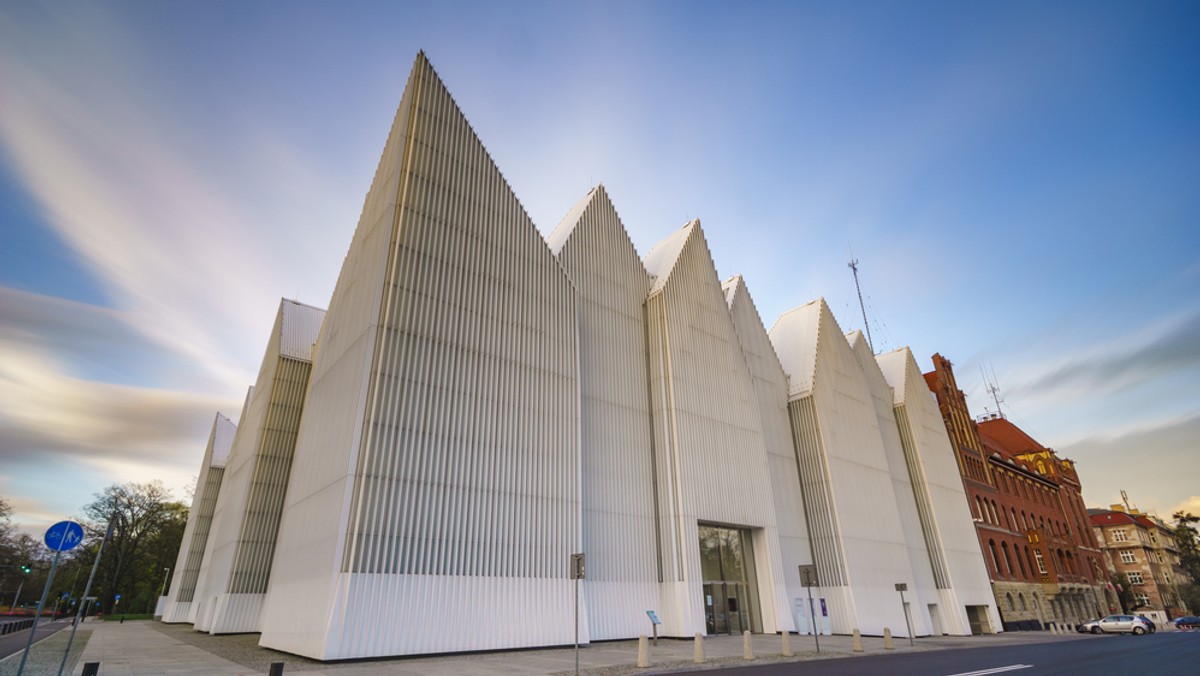 W związku z uroczystościami pogrzebowymi prezydenta Gdańska Pawła Adamowicza, podświetlenie białej elewacji filharmonii w Szczecinie zmieni się na czas żałoby narodowej. W mieście zostaną też częściowo wyłączone iluminacje świąteczne.