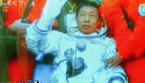 Jang LIvej u kapsuli "Šendžou V" nakon sletanja u područje Unutrašnje Mongolije na zapadu Kine 16. oktobra 2003.