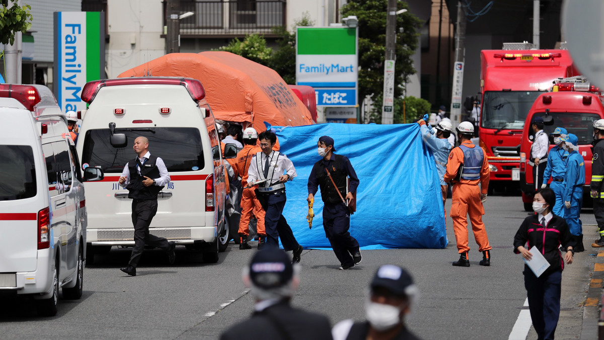 16 osób, w tym wiele dzieci, zostało rannych w wyniku dzisiejszego ataku nożownika w mieście Kawasaki w pobliżu Tokio. Nie żyją 11-letnia dziewczynka i dorosły mężczyzna. Jak poinformowały japońskie media, w wyniku odniesionych obrażeń zmarł także domniemany sprawca ataku.