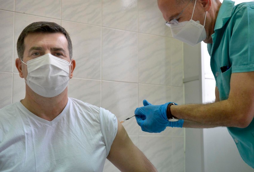 I sekretar u Ministarstvu zdravlja Mirsad Đerlek takođe je danas primio vakcinu