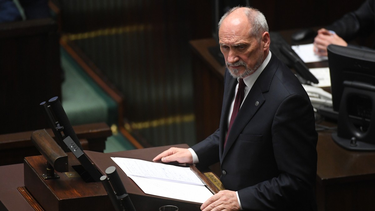 Za rządów PiS wzrosły wydatki obronne, a w Polsce stacjonują Amerykanie i inni sojusznicy – mówił minister obrony Antoni Macierewicz w trakcie debaty nad odwołaniem go ze stanowiska. Sejm odrzucił wniosek o wotum nieufności, zgłoszony w kwietniu przez PO. Macierewicz podczas stwierdził m.in., że Siemoniak marnotrawił pieniądze na "przyjaciół z WSI".