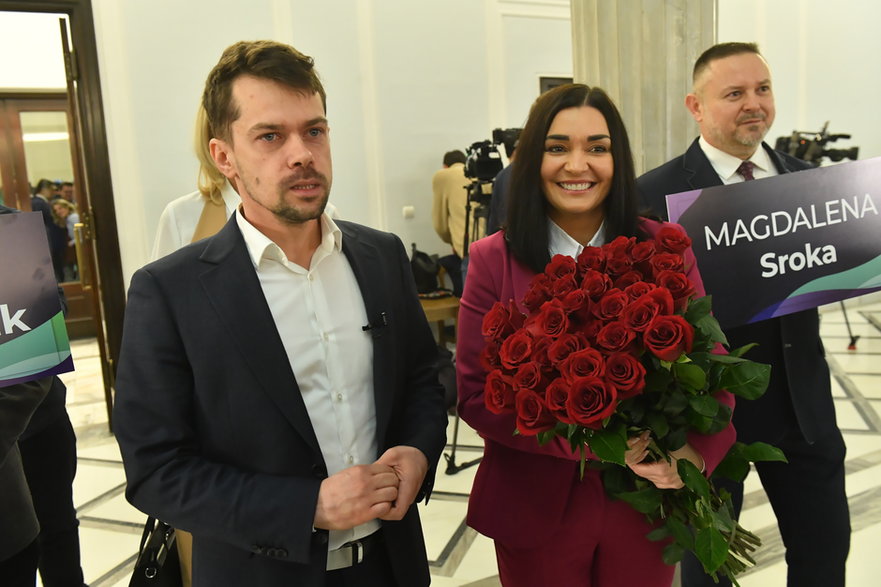 Posłanka Porozumienia Magdalena Sroka (2P) i lider Agrounii Michał Kołodziejczak (L) podczas konferencji prasowej w Sejmie (07.02.2023)