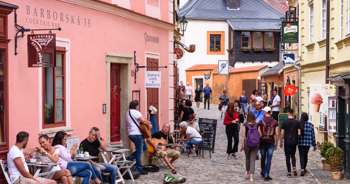 Vláda plánuje úspory a oznamuje zvýšení daní.  Češi budou platit víc