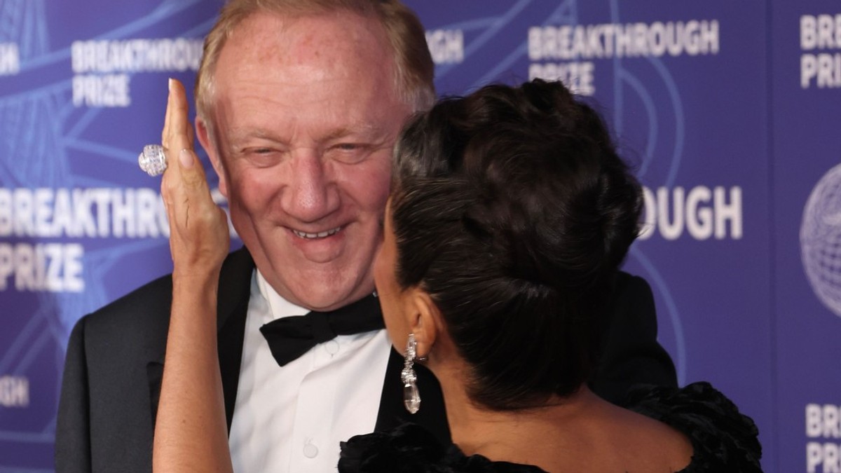 Salma Hajek (59) se pojavila sa sedom kosom: Kad se okrenula, pokazala frizuru od koje mnoge žene beže