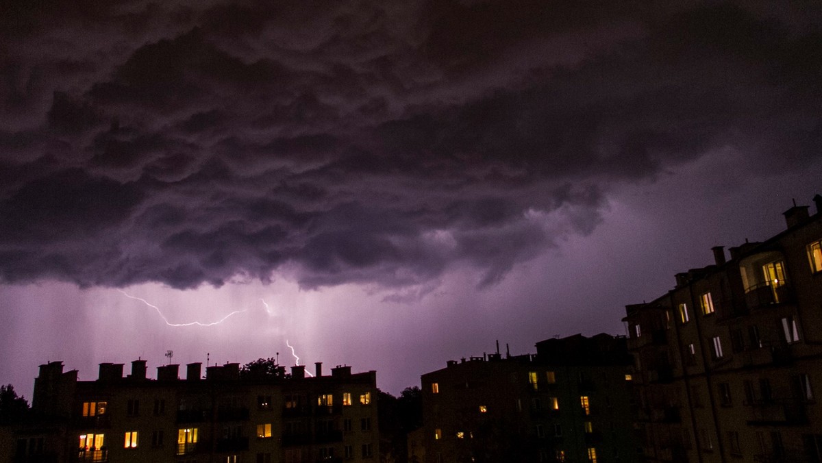 Na południu Polski pojawiły się burze. Zagrzmi także na Pomorzu. Synoptycy nie wykluczają gradu.