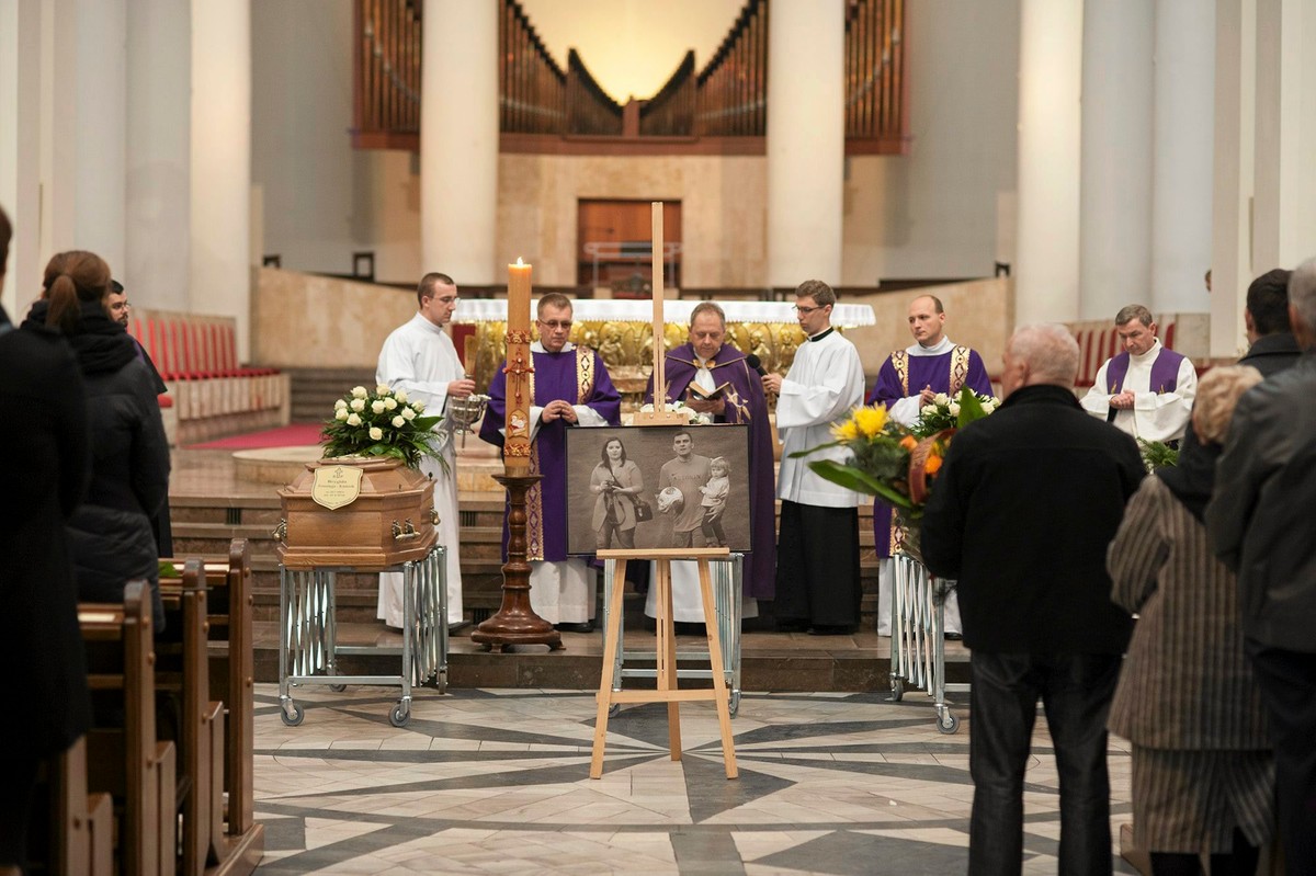 Pogrzeb rodzinny dziennikarzy - Dariusza Kmiecika, Brygidy Frosztegi-Kmiecik i ich syna Remigiusza, którzy zginęli na skutek wybuchu gazu w kamienicy w Katowicach