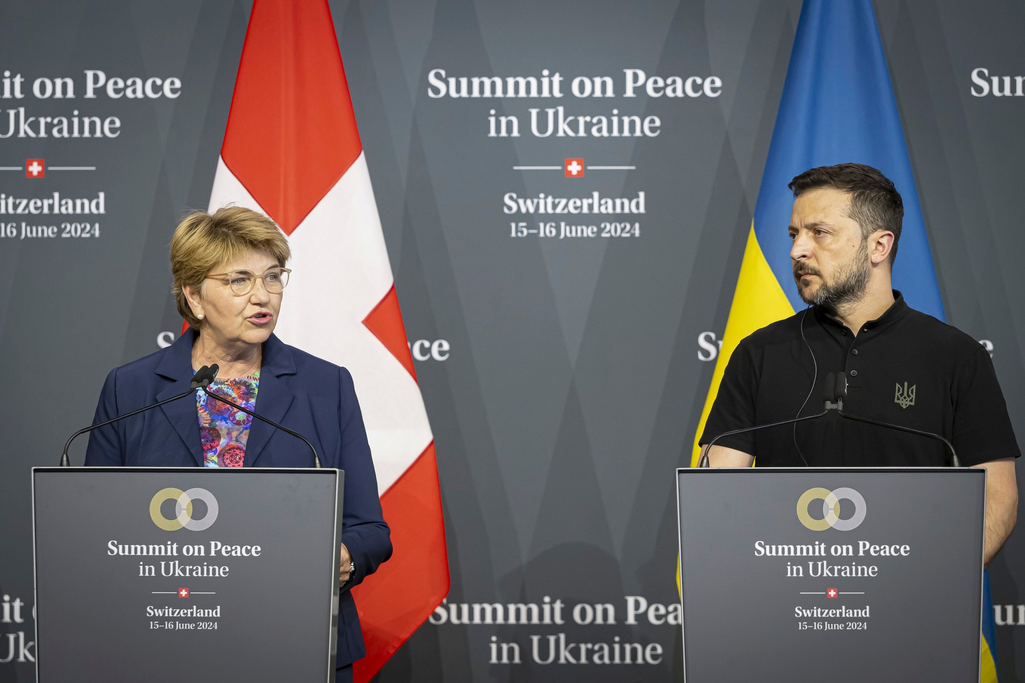 Švajčiarska federálna prezidentka Viola Amherd a ukrajinský prezident Volodymyr Zelenskyj.