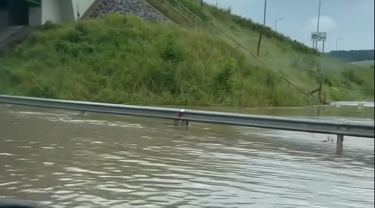 Eltöntötte a víz a 21-es utat Pásztónál / Fotó: Facebook