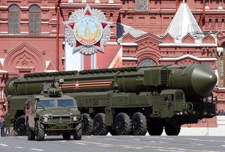 Po defiladzie prezydent Rosji tradycyjnie złożył wieniec na Grobie Nieznanego Żołnierza w Parku Aleksandrowskim i wydał na Kremlu uroczyste rocznicowe przyjęcie. 
<br><br>
Z Moskwy Anna Wróbel (PAP)
<br>
awl/ ksaj/ ap/