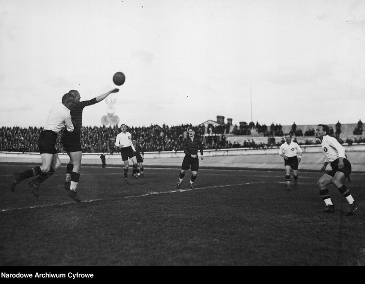 Mecz piłki nożnej Legia Warszawa - Garbarnia Kraków na Stadionie Wojska Polskiego im. Marszałka Józefa Piłsudskiego w Warszawie (1935 r.)