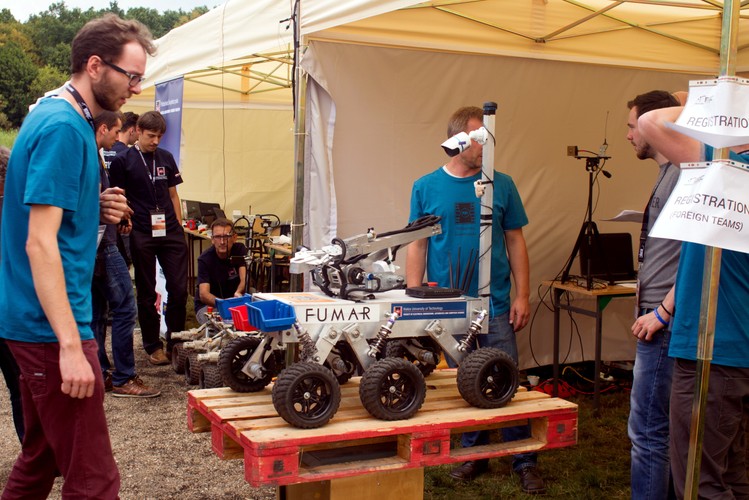 Jednym z członków komisji oceniającej był gość specjalny Harrison Schmitt, były astronauta NASA i uczestnik misji Apollo 17. 
<br>European Rover Challenge 2015, Studenci Politechniki Świętokrzyskiej i ich łazik. <br><br>fot. (cat) PAP/Michał Walczak