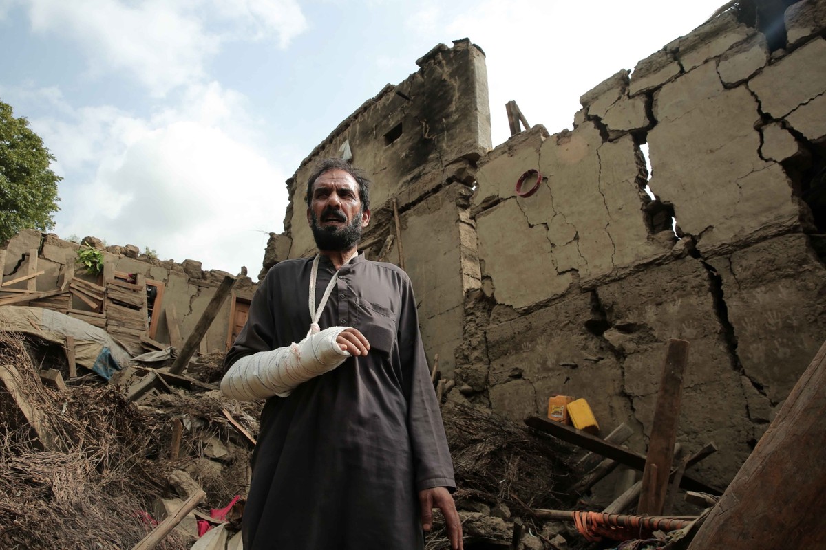 At least 1,400 people killed and more than 2,000 injured in earthquake in Afghanistan