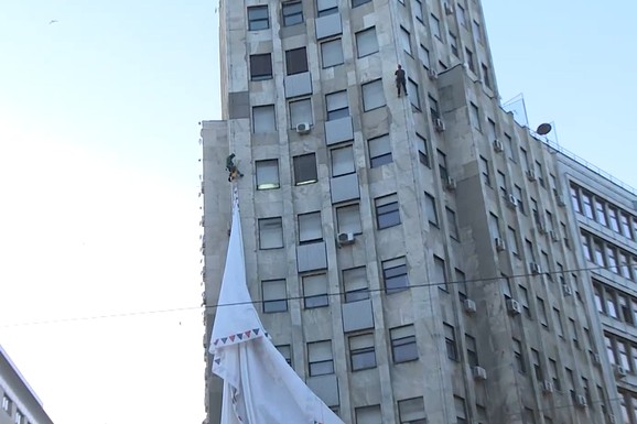 Uklonjen baner sa Palate Albanija (VIDEO)