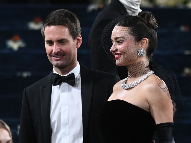 Met Gala 2025: Miranda Ker u modnom izdanju koje je stilizovala Dežsika Parter: manekenka je na slici sa mužem Ivanom Spigelom