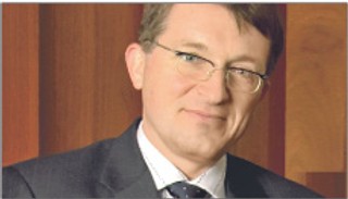 Kiedy pracownik nabywa prawo do dłuższego urlopu wypoczynkowego